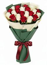 Букет Микс из красных и белых роз в Татищево