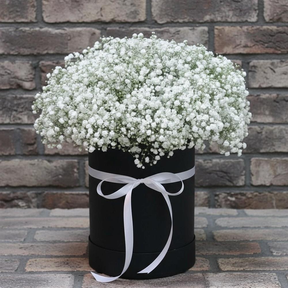 Цветочная композиция из Гипсофила в шляпной коробке в Татищево