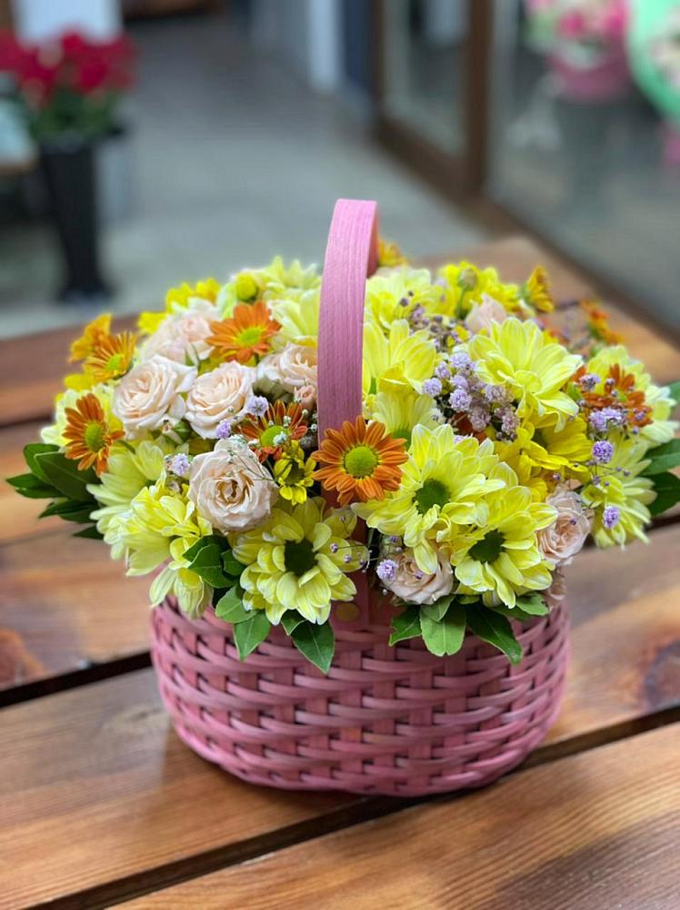 Цветочная композиция из Хризантемы и Розы в корзине в Татищево