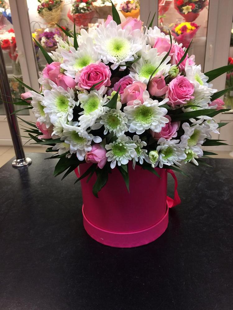 Цветочная композиция из Розы и Хризантемы в шляпной коробке в Татищево